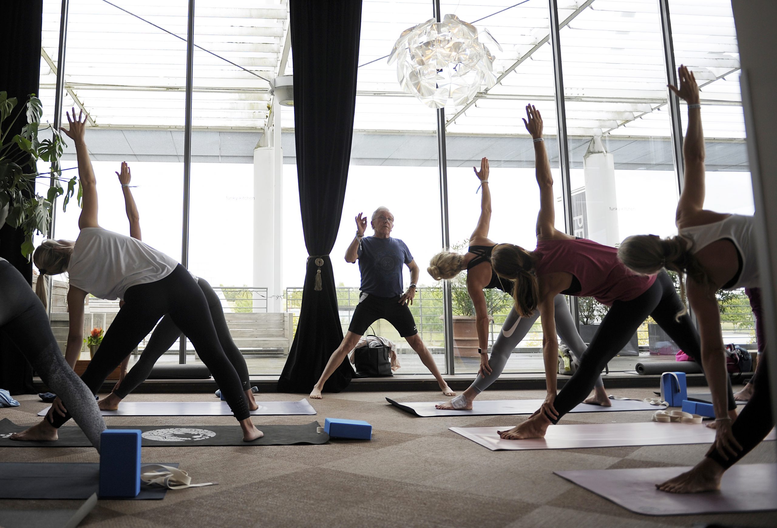 Yoga Sonntag am 09. Juni präsent und online im JIVANA - Peine